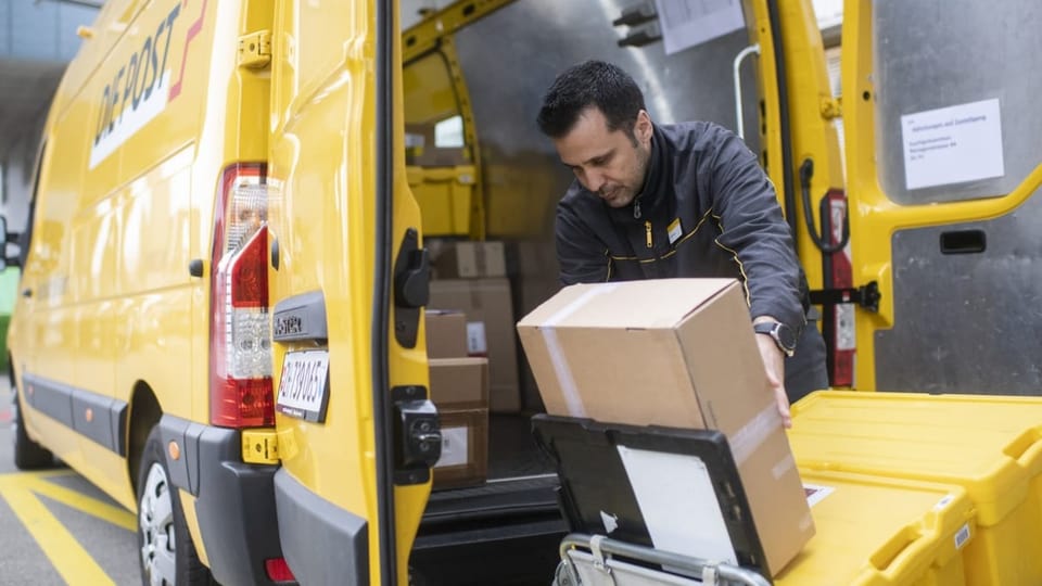 Ein Postauto sowie ein Mann der Pakete sortiert ist abgebildet.