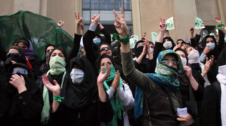 Junge Menschen demonstrieren in Iran 