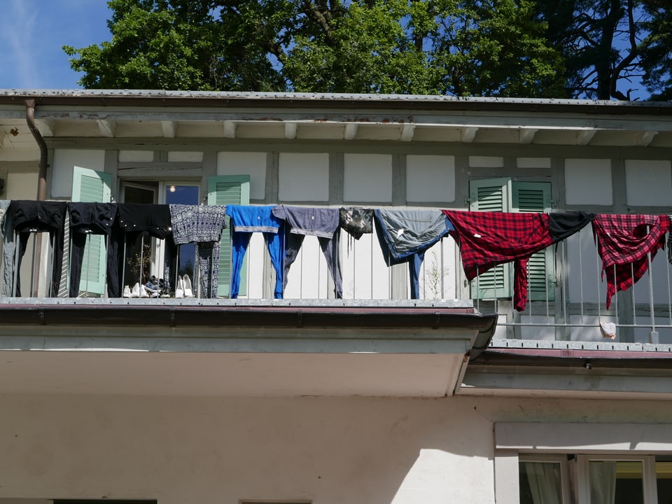 Wäsche aufgehängt über dem Balkongeländer
