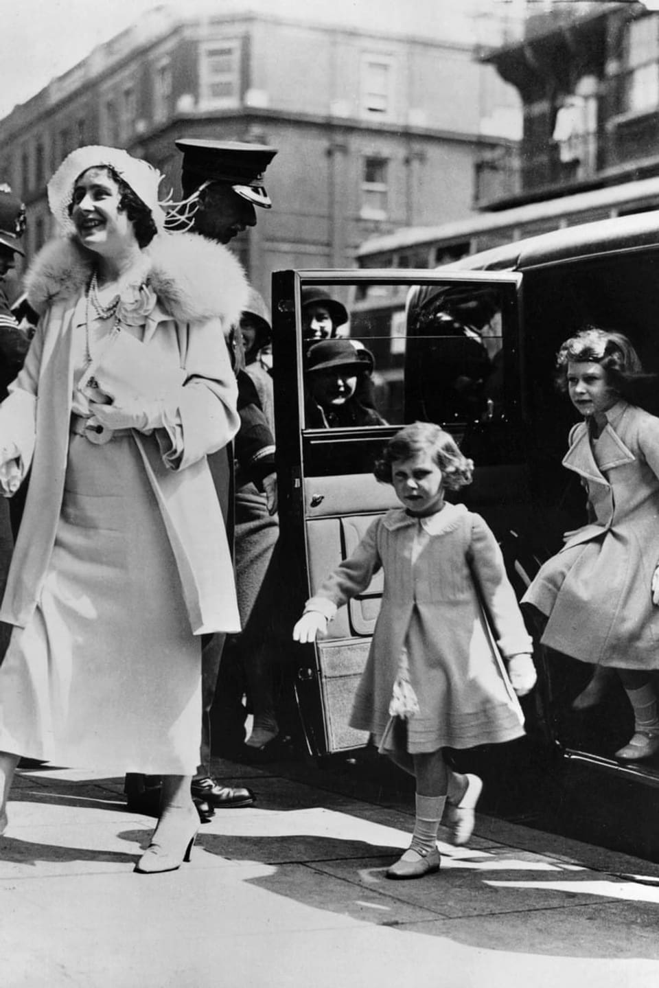 Queen Mum, Prinzessin Margaret und Prinzessin Eilzabeth steigen aus dem Auto.