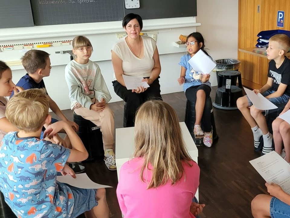 Lehrerin Nadia Amacker mit den Kindern im Kreis.