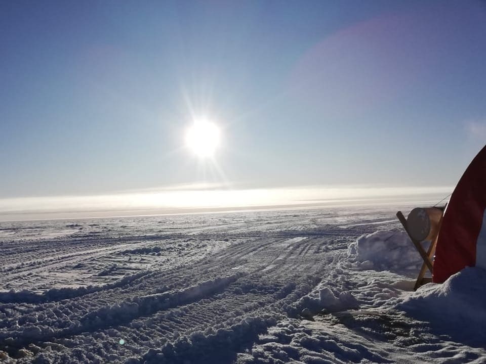 Schnee, Sonne und blauer Himmel in der Antartkis