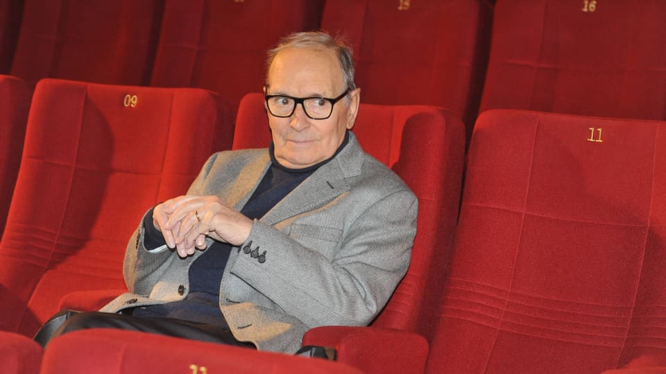Ein älterer Mann mit Brille sitzt im Kino.