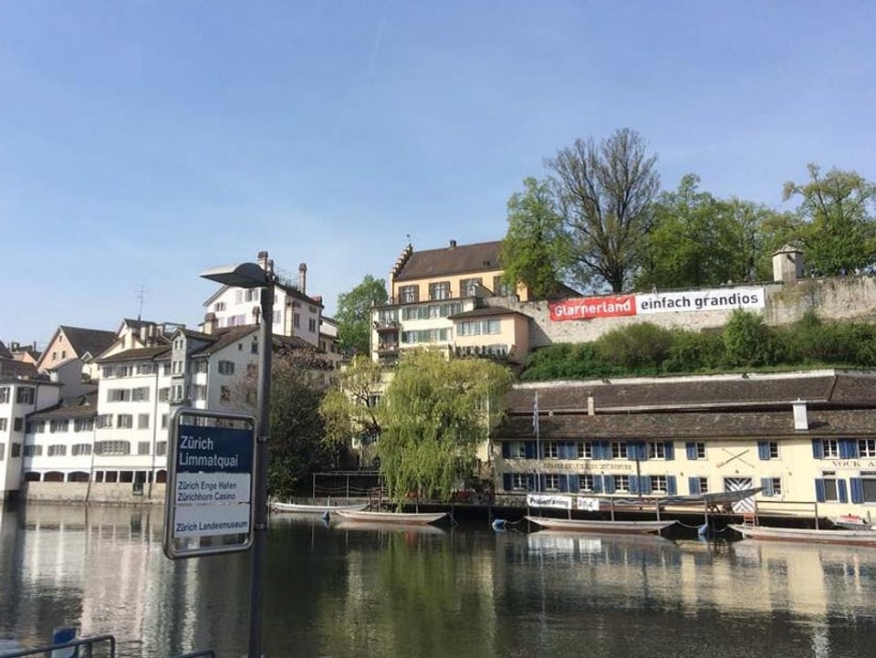 An der Lindenhofmauer in Zürich hämgt ein Plakat des Kantons Glarus.