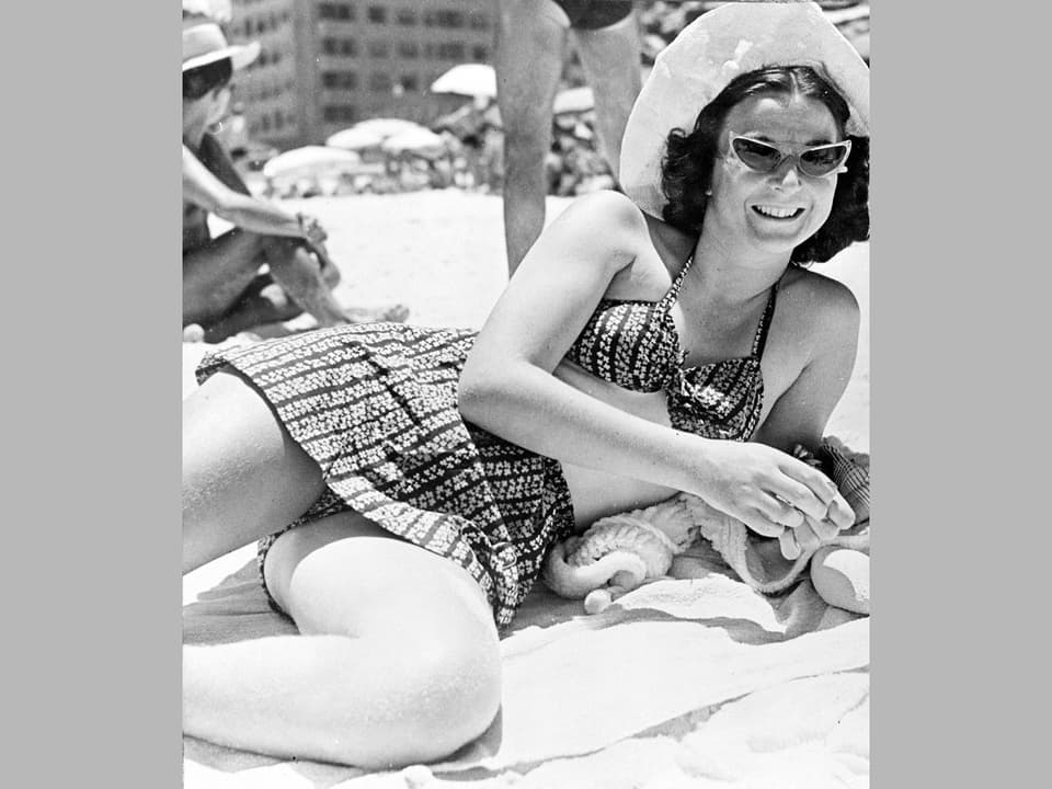 Schwarzweissaufnahme einer Frau am Strand.