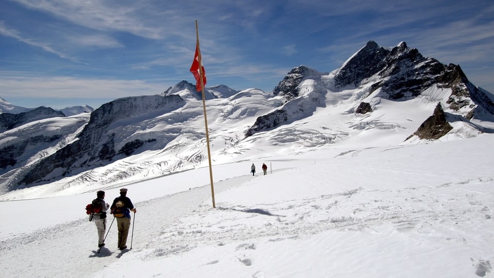 Wanderer auf dem Weg von der Mönchsjochhuette zum Jungfraujoch.