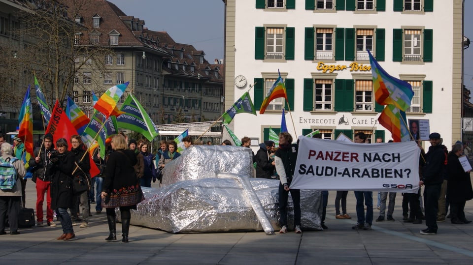 Panzer aus Plastik, Gsoa-Anhänger mit Flaggen.