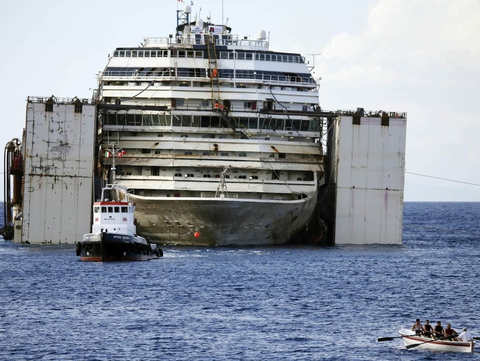 Die Costa Concordia wird abgeschleppt.