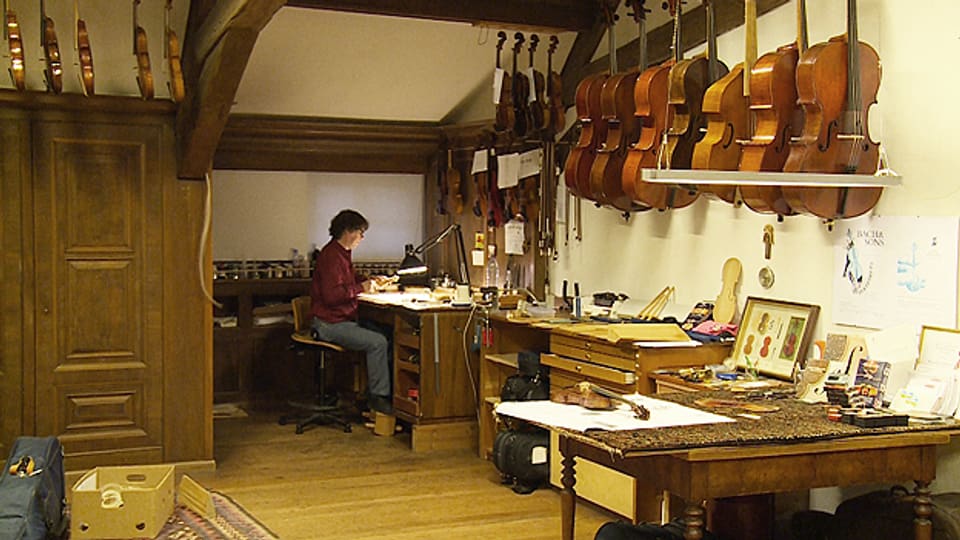 Andreas Irniger in seiner Geigenbauwerkstatt