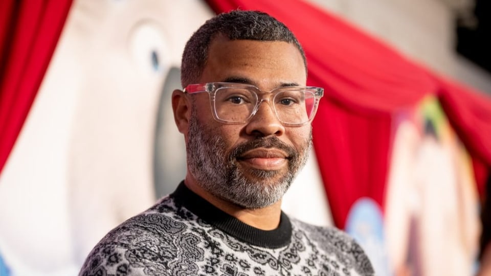 Ein Afro-Amerikaner mit Brille und Bart.