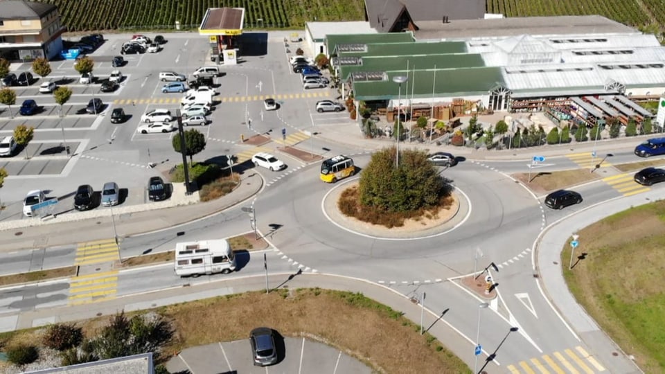 Postauto auf einer grossen Strasse