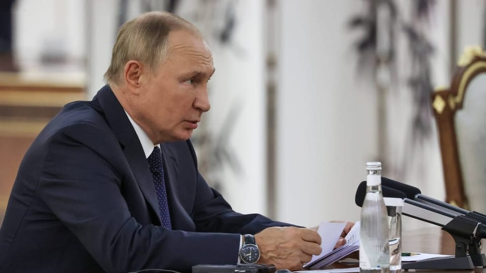 Wladimir Putin auf der gegenüberliegenden Seite des Verhandlungstisches. 