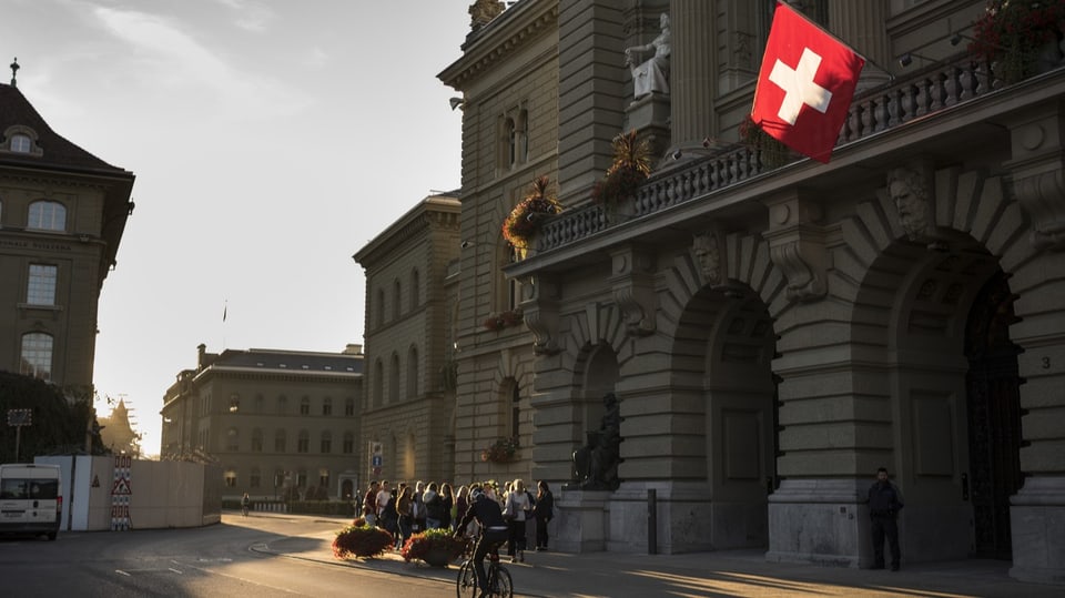 Die Schweizer Fahne weht am Balkon des Ständerats im Bundeshaus.