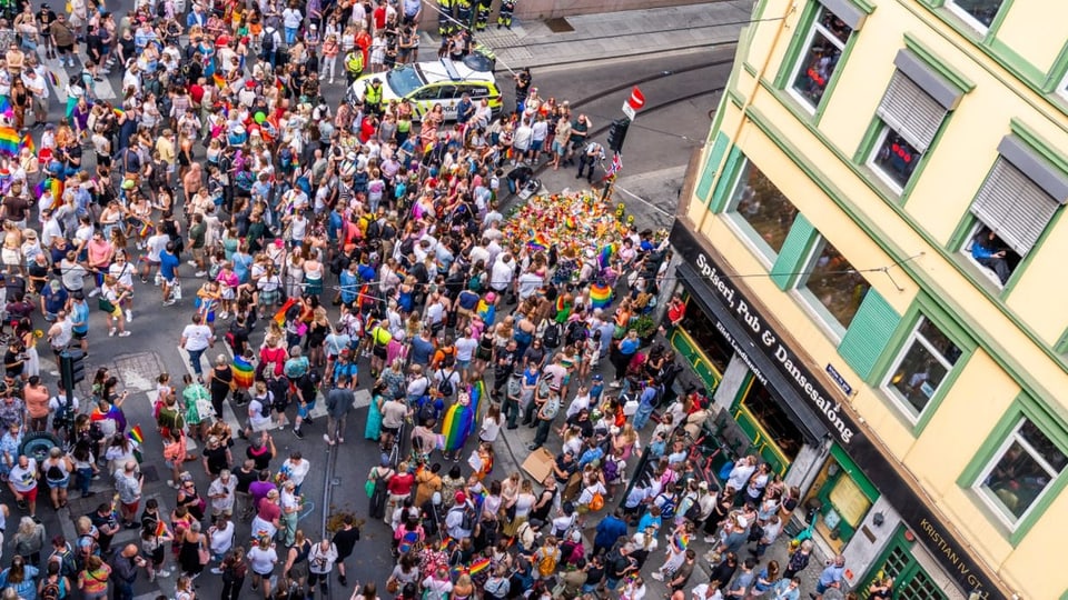 Menschen vor dem Pub. 