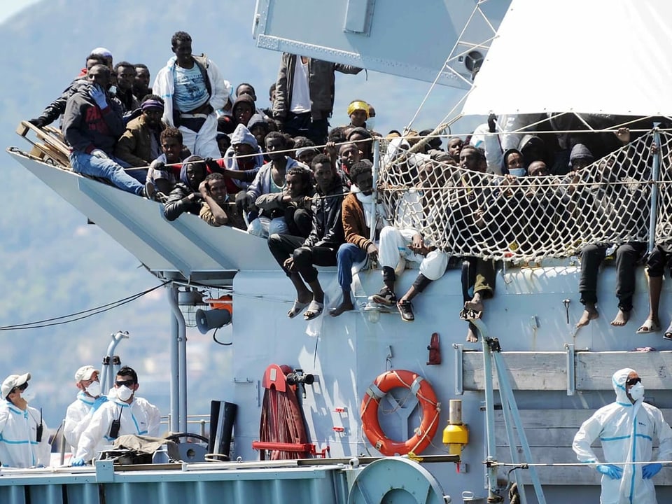 22. April 2015: Migranten warten im Hafen von Salerno, bis sie das italienische Marineschiff «Chimera» verlassen können. 