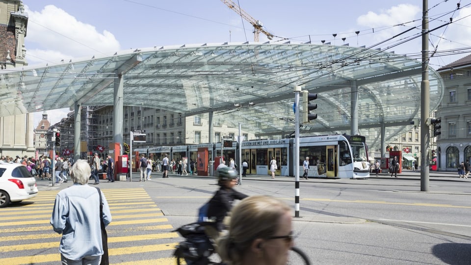 Glasdach an der Tramhaltestelle Bern Bahnhof