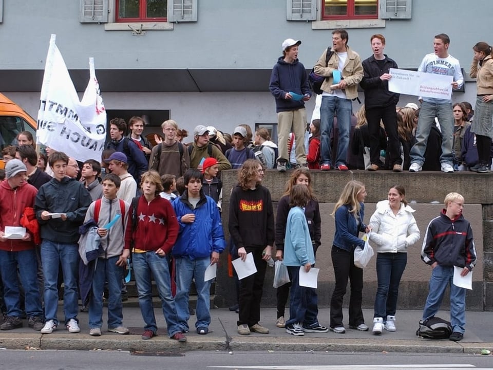 Gruppe junger Menschen bei einer Demonstration auf der Strasse.