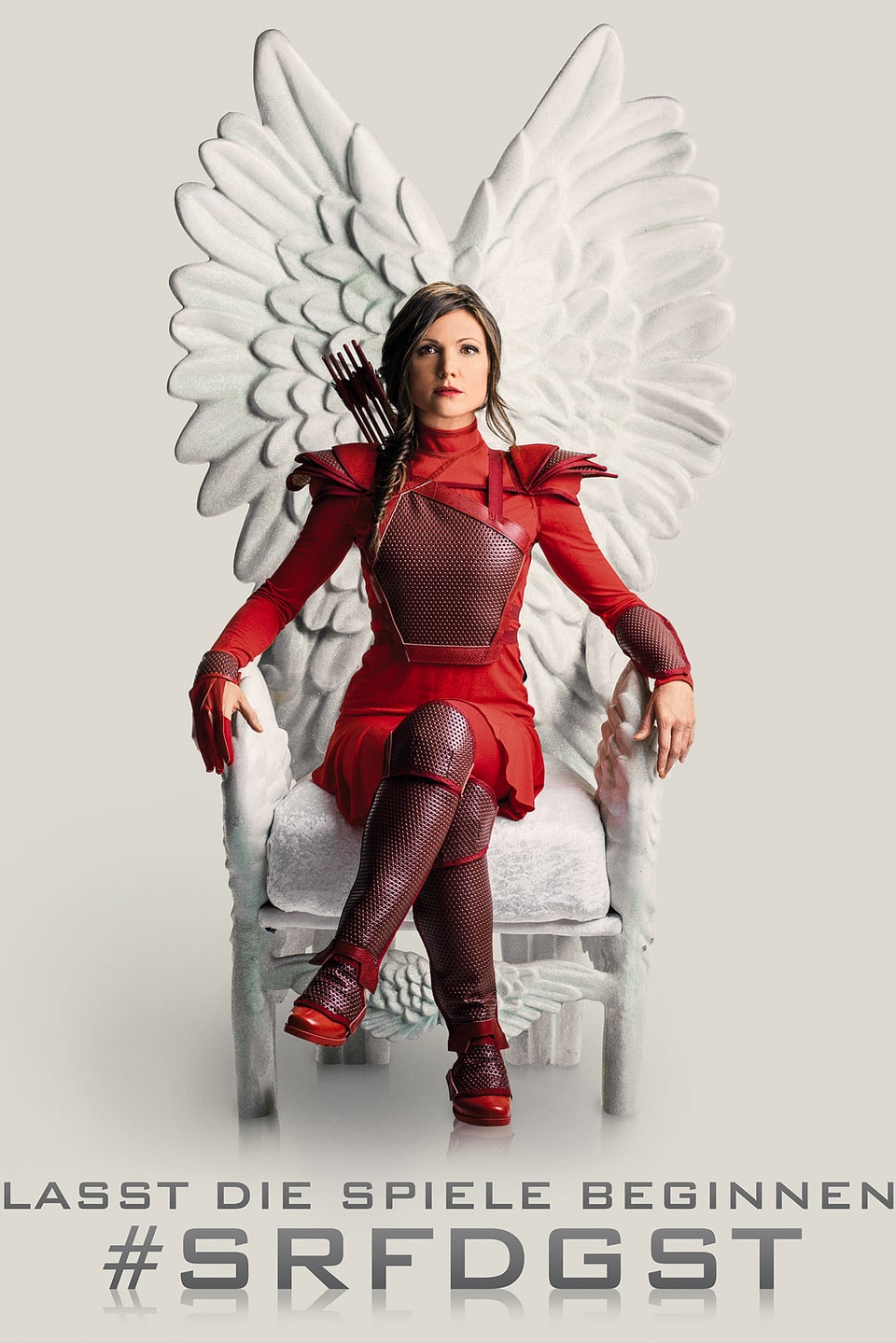 Viola Tami sitzt als Katniss Everdeen auf dem Thron.