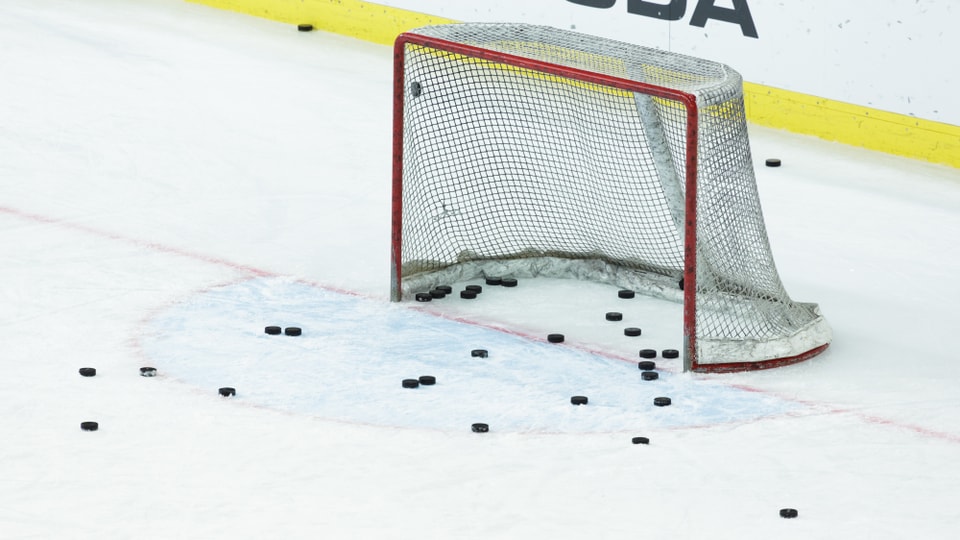 Ein Eishockey-Tor mit verschiedenen Pucks