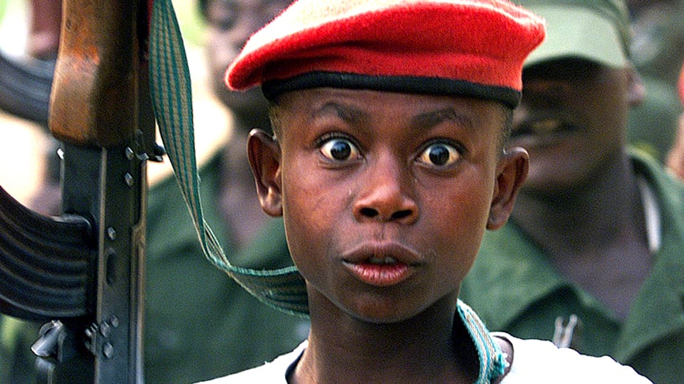 Kämpferische Kindersoldaten im Kongo, schreiend mit Patronengürtel und Gewehren.