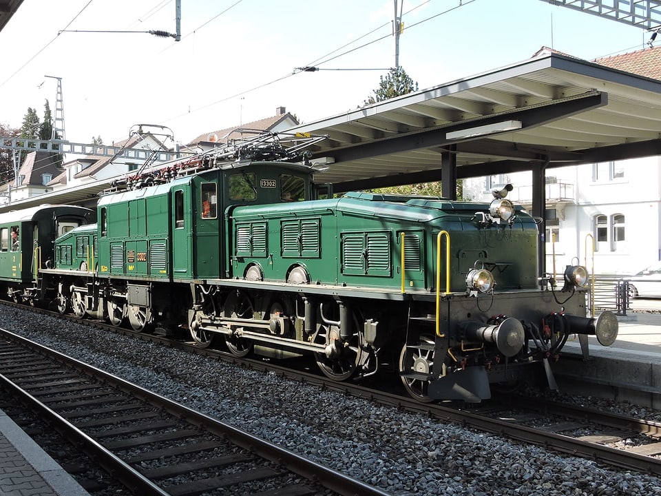 Eine alte grüne Lokomotive, auch bekannt unter dem Spitznamen "Krokodil"