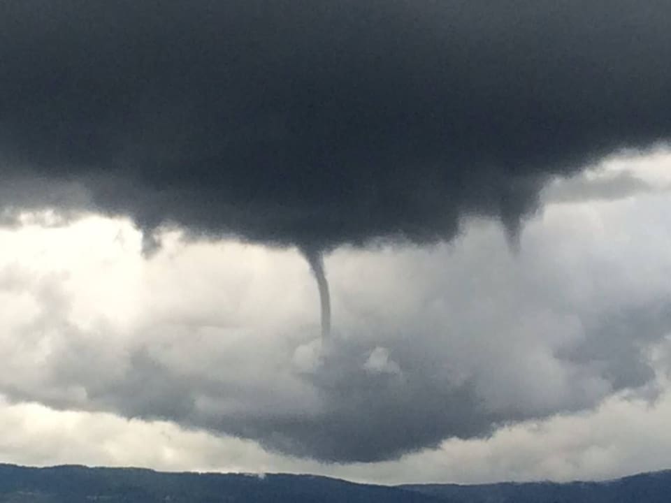 WIe ein Rüssel hängt ein Schlach aus den Wolken