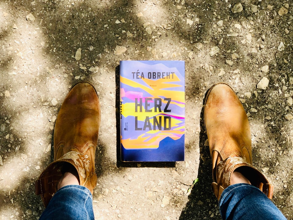 Der Roman «Herzland» von Téa Obreht liegt auf staubigem Boden