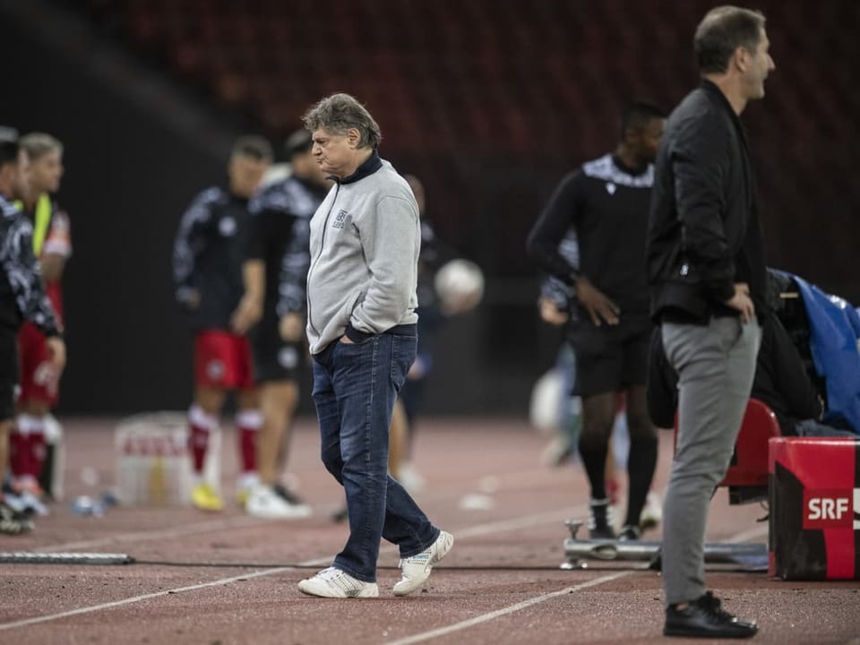 Noch stärkt er seinem Trainer den Rücken Canepa schaut auf den Boden