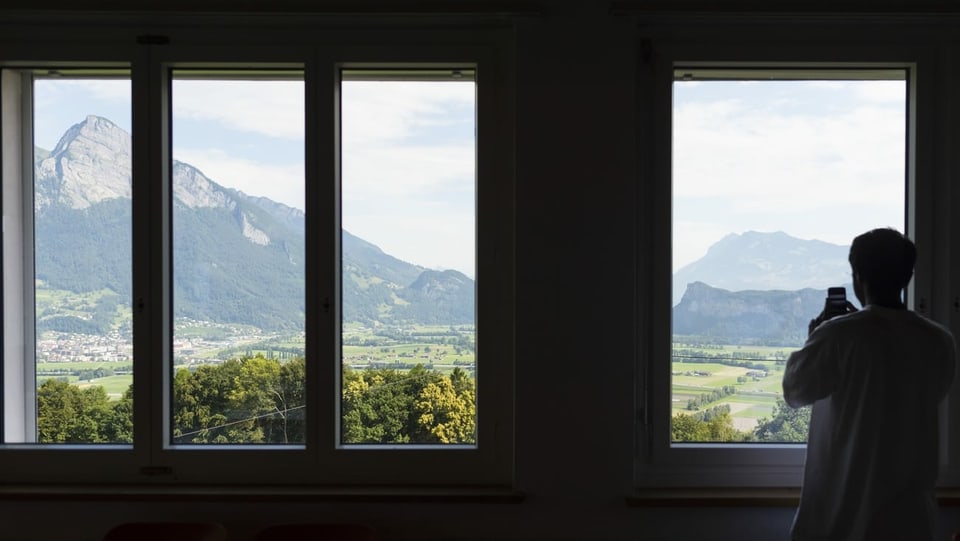 Ein Bewohner des Heims in Vilters macht ein Foto von einem Berg.