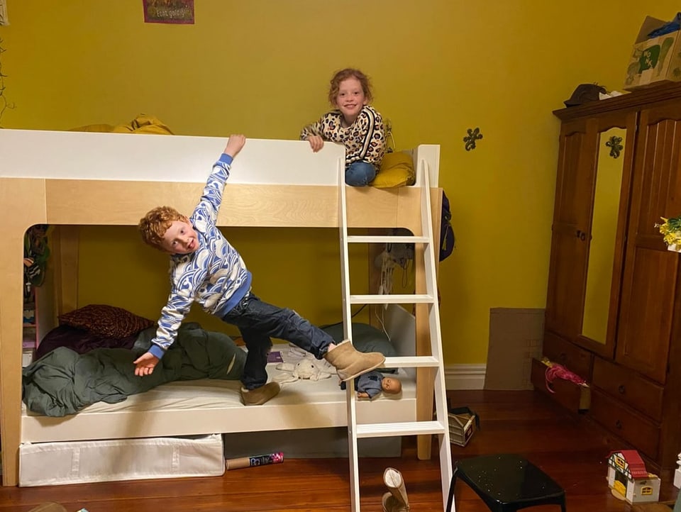 Clara (9) und ihr Bruder Jonas (6) zeigen ihr Kinderzimmer.