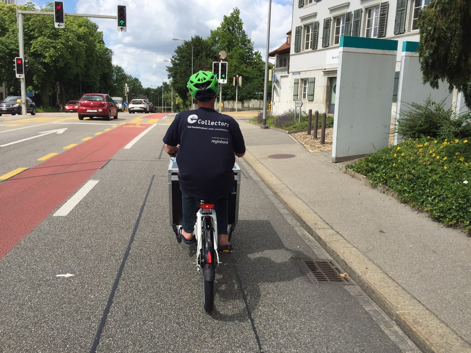 Urs fährt mit Helm und Containervelo durch die Solothurner Strassen.