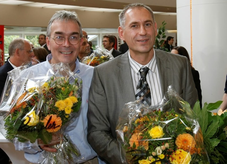 Zwei Männer mit Blumen