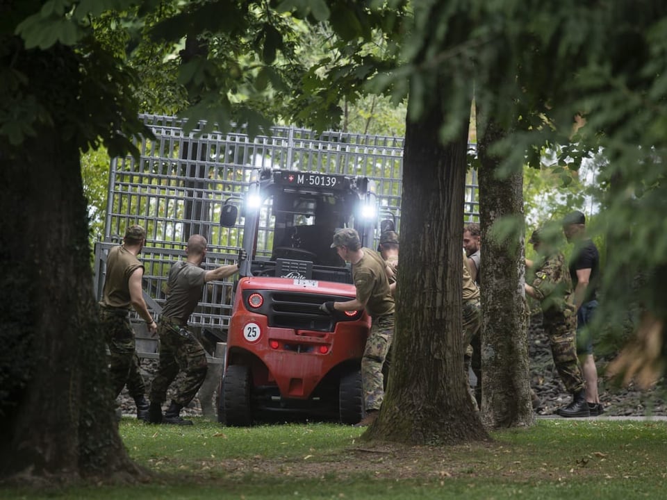 Soldaten stellen im Parco Ciani Absperrungen auf. 