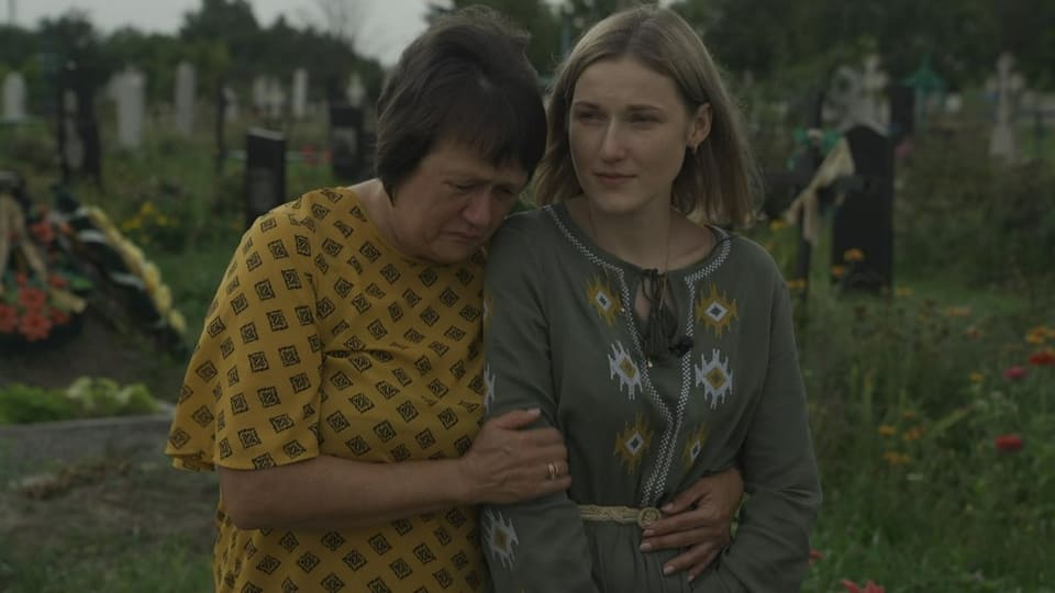 Iryna Schschkowa und ihre Schwiegermutter an Wiktors Grab.