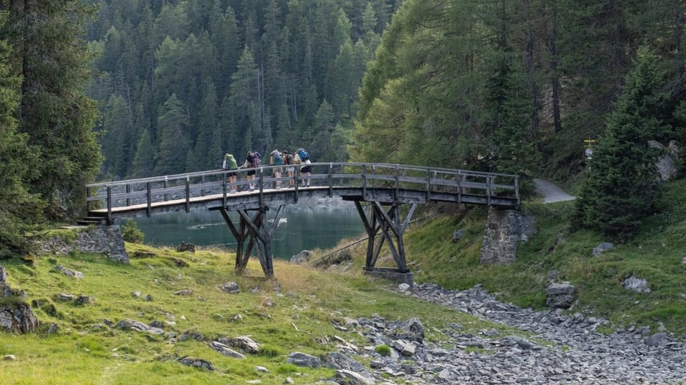 Wanderer am Obernberger See im Tirol