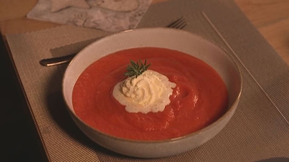 Rande-Selerie-Suppe mit einem Sahnehäubchen