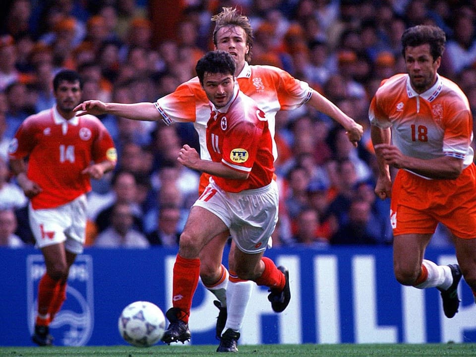 Chapuisat an der EM 1996 gegen Holland.
