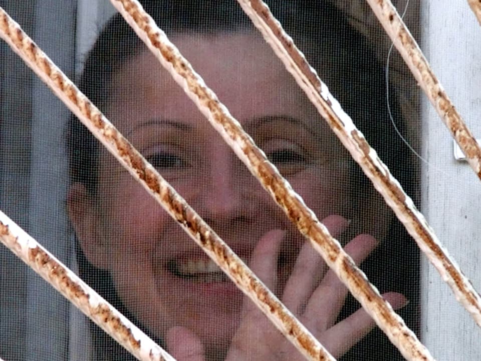Timoschenko winkt im März 2001 aus einem vergitterten Fenster eines Spitales, in dem sie festgehalten wird.