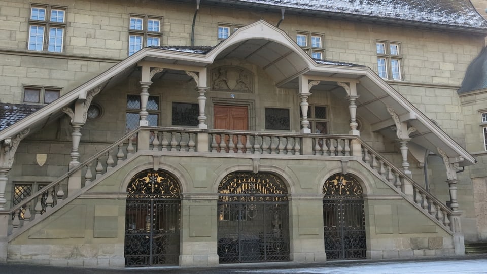 Der Eingang zum Freiburger Rathaus.