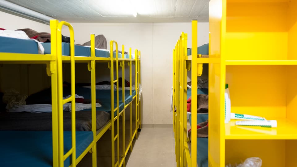 Zweistöckige Betten in einer Asylbewerberunterkunft in einer Zivilschutzanlage. 