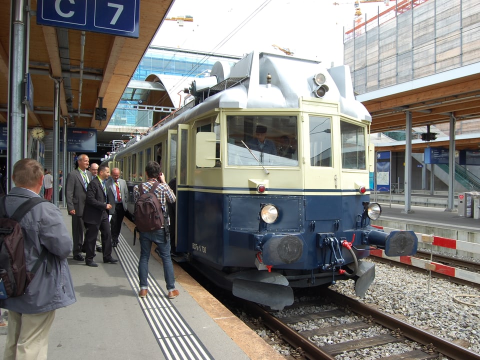 Ein Zug auf einem Perron im Bahnhof Bern.