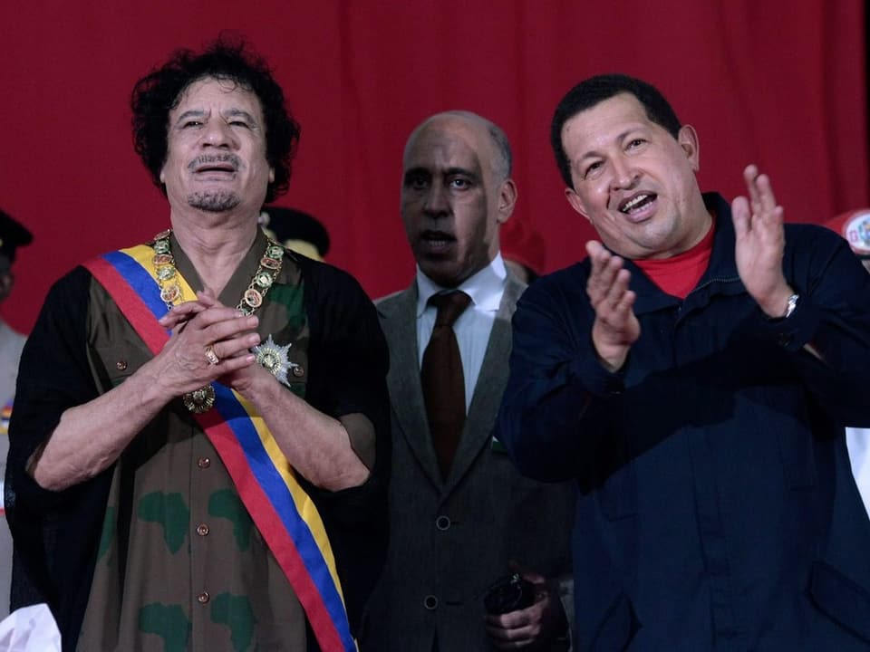 Chàvez und Gaddafi klatschen in die Hände