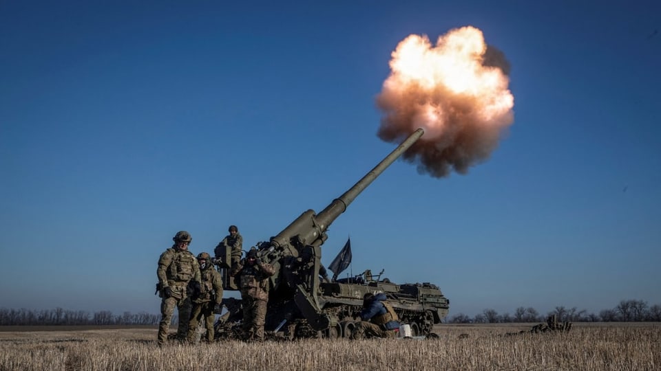 Ukrainische Soldaten feuern eine Artilleriegranate ab.