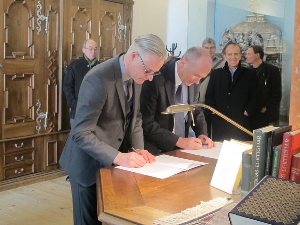 Unterzeichnung des Vertrags zwischen dem Kanton und der Kirchgemeinde.
