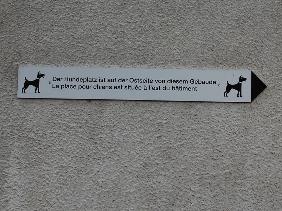 Zweisprachige Tafel an einem Haus des Spitalzentrums Biel-Bienne