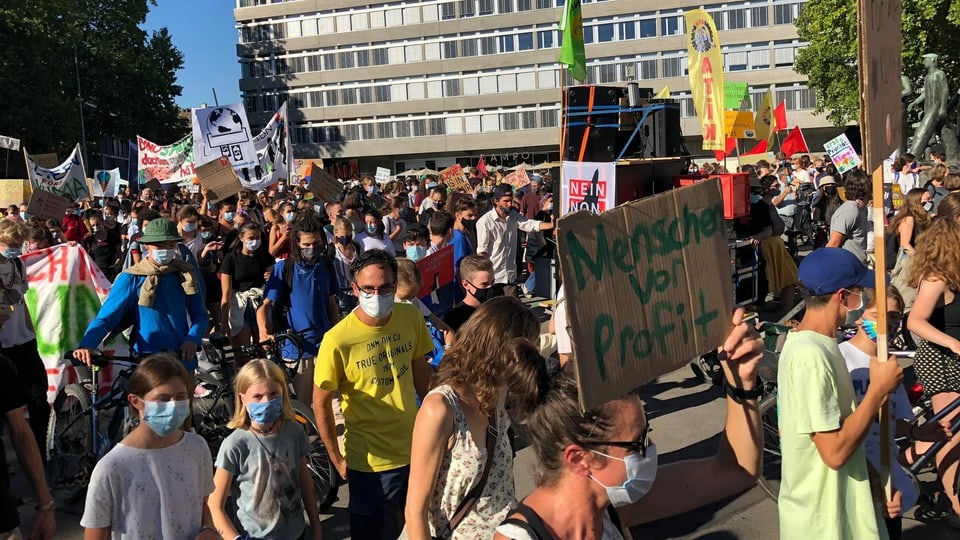 Demonstranten am Helvetiaplatz in Zürich.