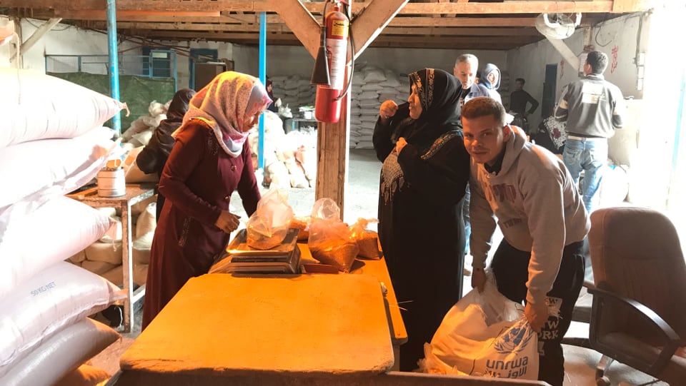 Frauen und Männer bei der Lebensmittelverteilung in Gaza