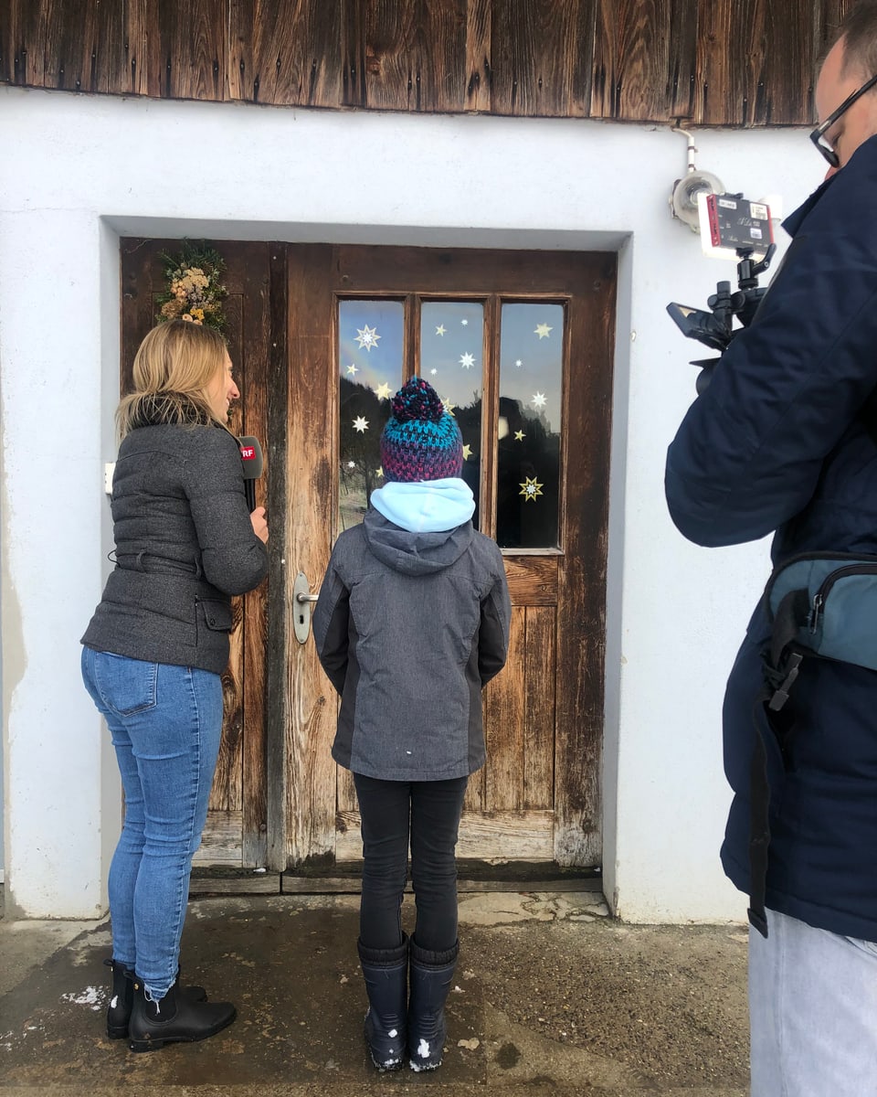 Anna und Sina stehen vor Alines Haustür.