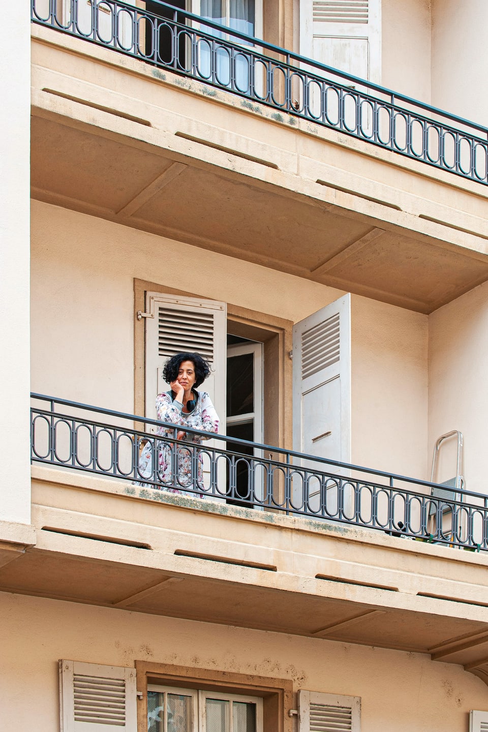 Eine Frau auf einem Balkon.