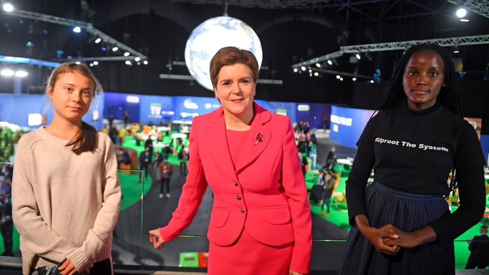 Schottlands Premierministerin Nicola Sturgeon steht in der Mitte neben Greta Thunberg und Vanessa Nakate 